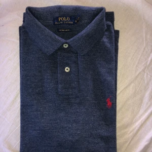 Blå Pikétröja Polo Ralph Lauren - Storlek L men passar M också. Killmodell. Säljes för den inte kommer till användning. Köptes för 1000kr. Priset kan diskuteras. 