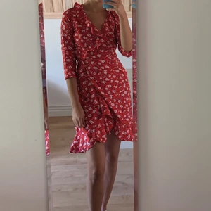 Rosa blommig klänning - Endast använd en gång. Priset är inkl frakt.