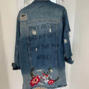 Oversized jeansjacka  - Jättefin men inte min stil och där av aldrig använd, ny pris 2000kr