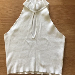 Topp/linne - Fint vitt linne i storlek M. Ribbad. Köparen står för frakten och betalning sker via swish 💗 