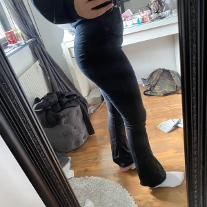 Gina tricot natasha bootcut - Använda ca 5 gånger. Säljer pga använder dem inte längre och dem är för korta för mig i benen. Har inga hål eller fläckar. Slutsålda i M på Gina 