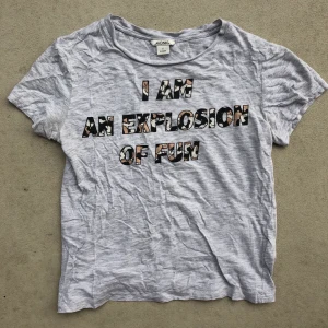 T-shirt I AM AN EXPLOSION OF FUN - Storlek S. Bekväm. Begagnat använt skick. 