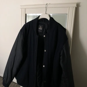 Hampton republic jacka - Äkta hampton republic jacka i storlek XL  (man storlek). Använt ett par gånger, fortfarande i bra skick. Frakt förekommer, men kan mötas upp i Göteborg. För fler frågor och bilder kontakta mig!