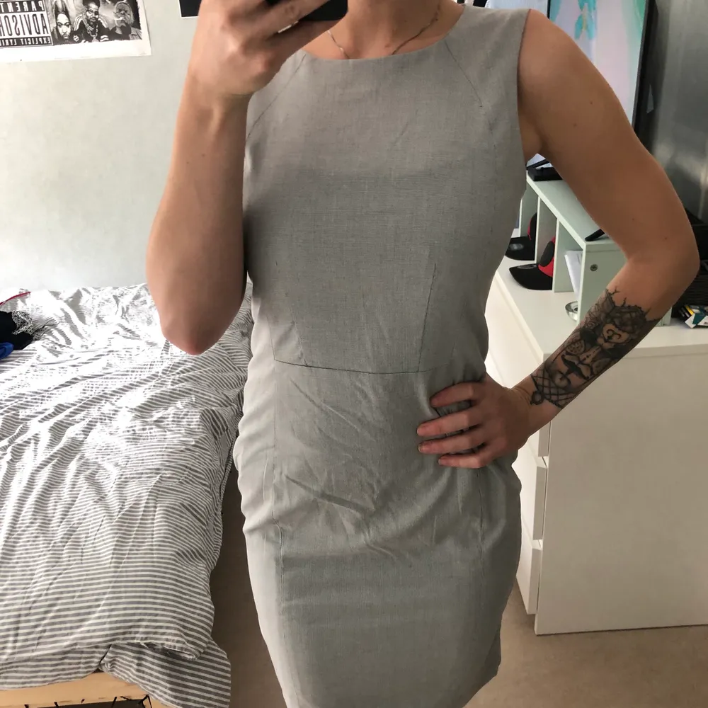 Very good condition !!! (5 out of 5) I wore them just once to the wedding. Details on the dress are very nice and unique.. Klänningar.