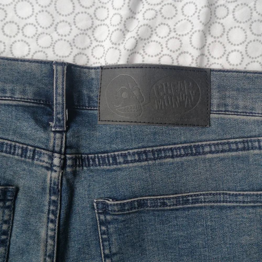Snygga cheap monday jeans som är för stora för mig, speciellt längden(jag är 158 cm) . Storleken är 30/32.Köparen står för frakt.  . Jeans & Byxor.