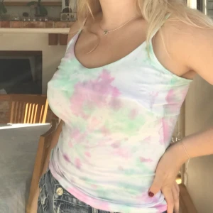 Hemgjort tie-dye linne! - Supergulliga tie-dye linne med reglerbara axelband som jag gjort själv. Hör av er privat om ni har frågor! BUDA I KOMMENTARERNA FRÅN 150kr💕💕💚💚