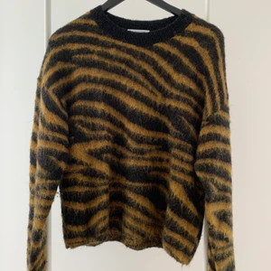 & Other Stories Stickad Tröja - Stickad tröja från & Other Stories med svart och gult zebramönster. Är knappt använd så är i väldigt bra skick! (Köparen står för frakt)