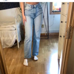 Jeans - Bilden är från personen jag köpte av då dom var för stora för mig :// men dom är i väldigt bra skick och känns som nya 💞🥰❤️🥰💞💞priset är ink frakt 😍😍