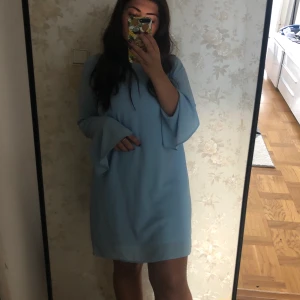 Ljusblå klänning - Nelly 40 
