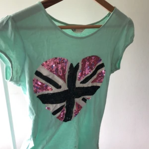 Pastellblå hm tröja - Superfin pastell blå hm tröja! Den har lite fläckar på sig men passar annars en XS-S! 80kr inkluderad frakt (22kr)