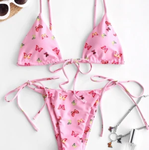 Bikini - Säljer denna bikini eftersom att den inte passa. Den är en storlek M men skulle mer säga att det är en S. Har endast provat den och alla lappar sitter kvar. 