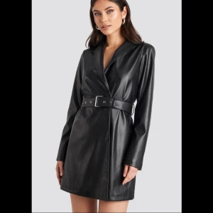 Skinnklänning/kavajklänning - Helt oanvänd skinnklänning från NA-KD. 