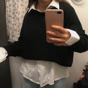 Vintage svart tröja  - Vintage svart tröja! Passar jätte fint med en vit skjorta under! Storlek L (passar jätte fint som oversize)Frakt tillkommer!✨🛍