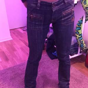 Asballa jeans från märket lab industries.😙 Jeansen har coola fickor både bak och fram💖 lite långa på mig som är 165cm💓