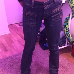 Low wasited jeans - Asballa jeans från märket lab industries.😙 Jeansen har coola fickor både bak och fram💖 lite långa på mig som är 165cm💓