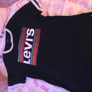 Levis tröja storlek S - Snygg regnbåges Levis tröja storlek S använd ca 5 ggr fast ändå bra skick💕