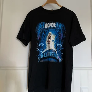 Bandtröja från acdc, 1996 - En t-shirt jag köpte för ett par år sedan på Myrornas i Göteborg! Är i L, jag har 40/42 i vanliga fall och den är oversized på mig. Om flera är intresserade blir det budgivning. Frakt tillkommer! 