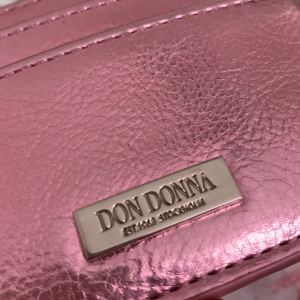 Säljer nu mitt jättefina helt oanvända Don Donna korthållare. Den är helt ny och helt oanvänd, säljer pga ingen användning. Pm för mer! :)               Frakt: 20kr. Accessoarer.