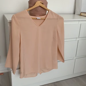 Blus med öppen rygg - Nytt skick 