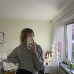 Hoodie - En grå hoodie från NA-KD. I mycket bra skick. Köpt för 249kr säljer för 100. Säljer då den inte längre är min stil. Storlek S. 