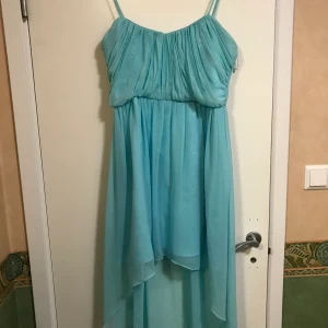 Klänning  - Klänning med avtagbara axelband, aldrig använd. Buda, startpris 100kr