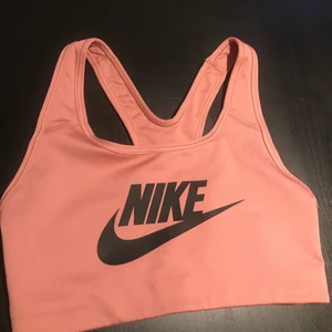 Ljusrosa träningstopp Nike - Ljusrosa träningstopp från Nike i storlek xs. Den är mer ljusrosa i verkligheten. Endast testad. 150 kr inklusive frakten :)