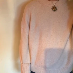 Stickad rosa tjocktröja - Detta e en rosa tjocktröja från hm i storlek medium. använd två gånger. jag e ju snubbe men den passar nog perfekt på en tjej också🤗! köpare står för frakt ifall vi inte kan ses på söder☺️🌸