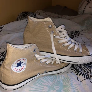 Converse - Säljer ett par helt oanvända äkta (köpa i usa) beigea converse. Det e som sagt helt splitternya så super kvalitet. Säljer pga av att jag köpte fel strl. Fraktar (köparen står för frakten på 63 kr)❤️ buda