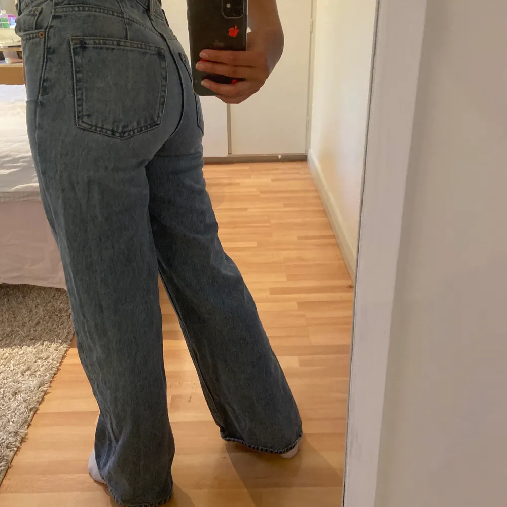 Weekday jeans i nyskick i modellen ACE. Storlek 24/32 vilket motsvarar ungefär XS. Säljer då jag tyvärr inte får användning av dom! 💕💕. Jeans & Byxor.