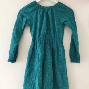 Prickig grön klänning 💚 - Klänning köpt på Åhléns för flera år sen och sedan dess använd enstaka gånger 💚 Säljer pga att det är för liten och aldrig kommit till större användning. Kommer ej ihåg vad den kostat från början. Frakt tillkommer. I barnstorlek 💚