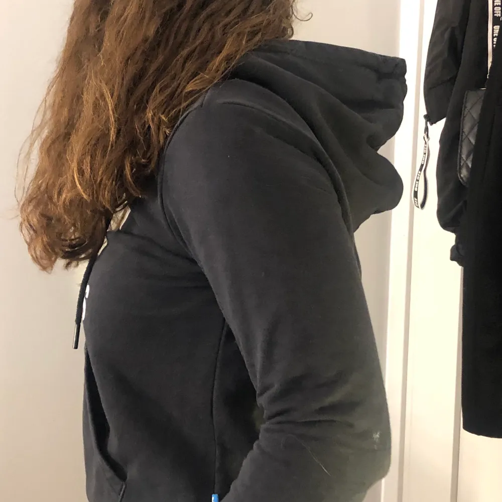 Säljer min fina adidas hoddie i väldigt bra skick.. Hoodies.