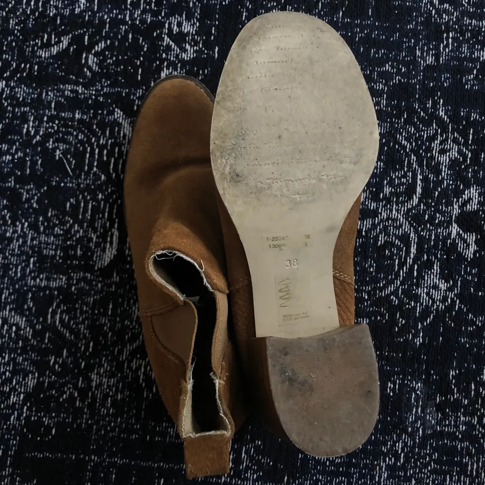 Tan boots i mocka. Använda en del men i gott skick! :) Skorna är sköna att gå i. Köpare står för frakt.  . Skor.