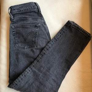 Levis 501 jeans - Grå Levis jeans i 501. Köpte dem som W23 men har nu töjts ut till W24/25, annars extremt bra skick✨org pris:1000kr