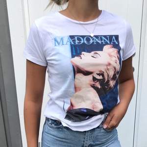 Säljer min t-shirt från h&m med ett Madonna tryck på då den inte används. Bra skick och köparen står för frakten, (ansvarar inte för postens slarv) buda gärna och om ingen budat högre än dig inom 24 timmar så är det din t-shirt.