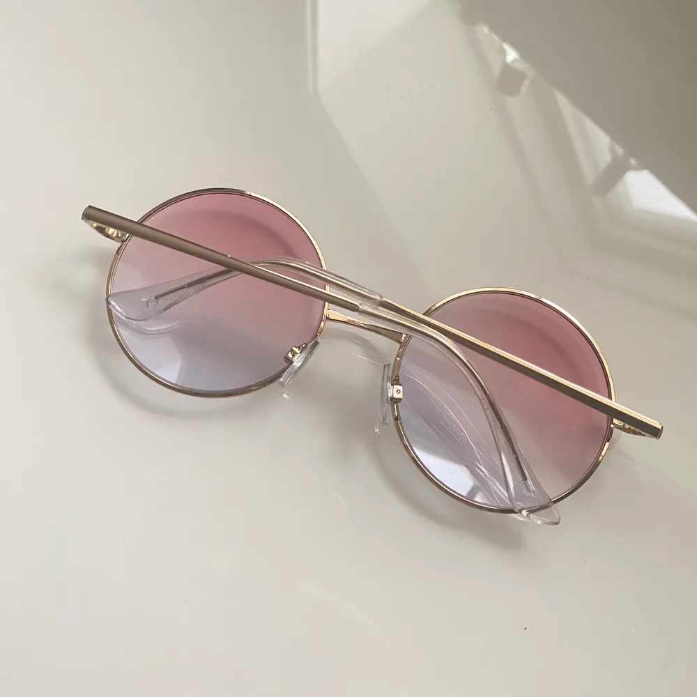 Rosa runda hippieglasögon från H&M:) Använda en gång på en festival. Frakt: 22kr (brev). Accessoarer.
