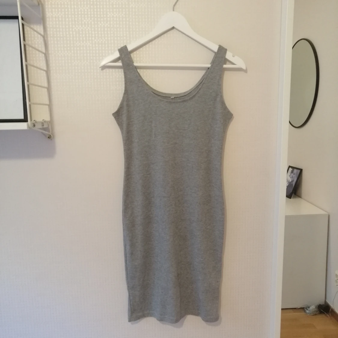 Basic grå linneklänning