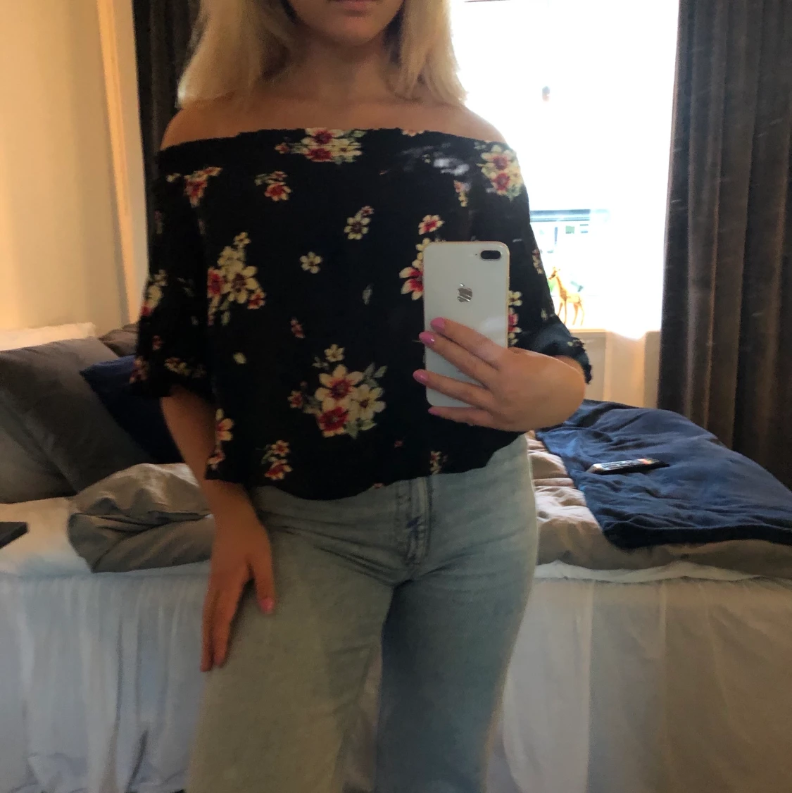 Svart blus med blommor - 90