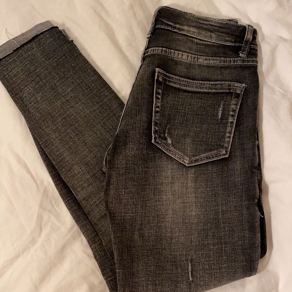 Grå/svarta jeans ifrån americandreams i storlek xs. Passar även S i midjan då de är stretchiga. Första bilden är mest rättvis med färg. Priset är INKLUSIVE frakt. Jeans & Byxor.