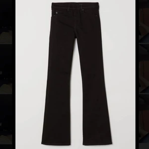 Svarta bootcut jeans - Svarta bootcut jeans från hm! 🦋💐🌸 passar mig som är 170❣️