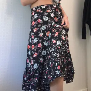 Jag är 163 lång. Säljer denna jätte fina sommarorts kjol från indiska knappt använd då jag har väldigt mycket liknande kjolar. Frakt inräknad i priset 
