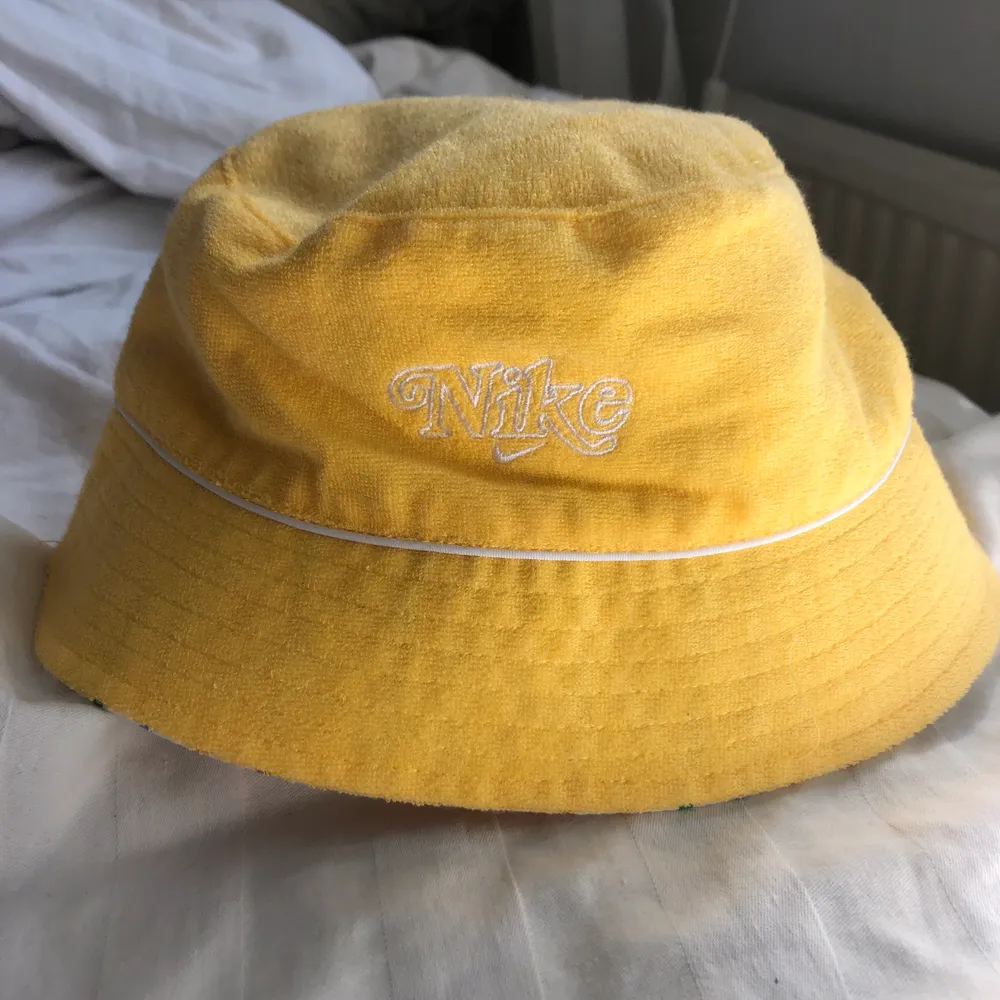 Sååå snygg Nike-vintage buckethat som jag köpte för ett par veckor sen, inte använt för tyckte inte den passar på mig. Det bästa är att man kan vända den ut och in. Storlek M/L men sitter bra på mig som har ganska litet huvud. Slutsåld typ överallt. Accessoarer.