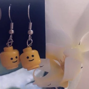 Handgjorda Lego örhängen:) - Säljer dessa handgjorda legoörhängen😊 Passar fint och roligt till nästan vilken outfit som helst;) Frakt på 11kr tillkommer!