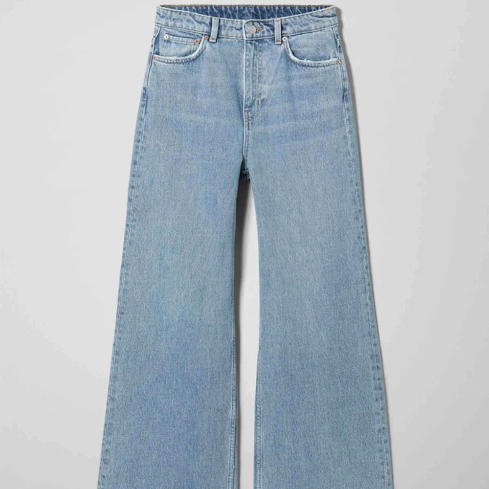 Underbara Weekday jeans i modellen Ace 🌻 Washen är San Fran Blue 🚃  Storlek 27/32 men tycker de är stora i storleken, köpte dessa precis men säljer då de var för stora på mig. Mäter ca 37cm rakt över midjan!  Frakt tillkommer 📬. Jeans & Byxor.