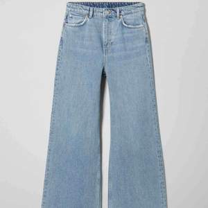 Underbara Weekday jeans i modellen Ace 🌻 Washen är San Fran Blue 🚃  Storlek 27/32 men tycker de är stora i storleken, köpte dessa precis men säljer då de var för stora på mig. Mäter ca 37cm rakt över midjan!  Frakt tillkommer 📬