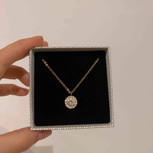  - Ett supersnyggt halsband från Edblad. Endast använt ett fåtal gånger. Frakt på 30kr tillkommer. Skick: nyskick