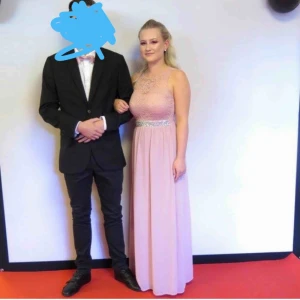  - Balklänning använd en gång! Väldigt fin och bekväm och bra passform. Möts upp i Värnamo eller Jönköping eller skickas då mottagaren står för frakt. Köpt på ”Trend House” i Värnamo. 