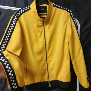 Gul vår jacka - En gul snygg vår jacka från ZARA. Frakt tillkommer