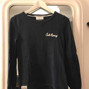  - Mörkblå långärmad tröja från Sail racing i bomull, aldrig använd! 