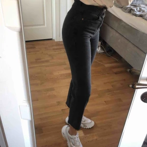  - Slitna, stretchiga mom jeans i washed out svart. De är ish ankellånga (har långa ben). Knappt använda o inget fel på