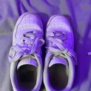  - snygga Nike air force 1 som köptes sommaren 2019! Kolla kommentarerna för mer info, kan mötas upp i Sthlm/söder och frakta men köpare står för frakten :) 